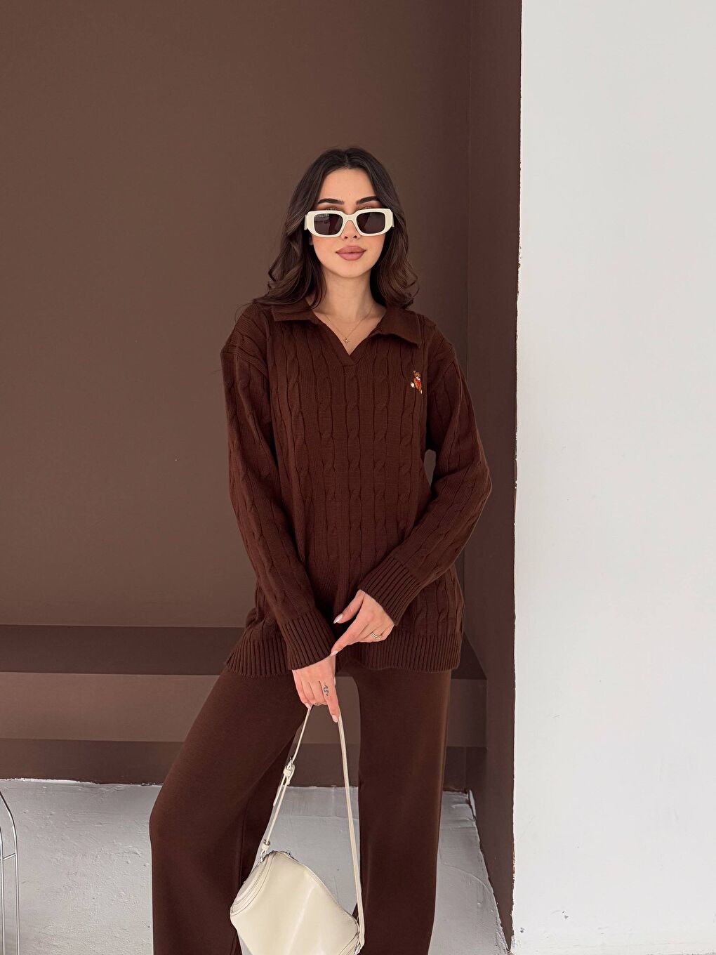 Kahverengi Kadın Polo Yaka Ayıcık Nakışlı Saç Örgü Dokulu Triko Takım-3