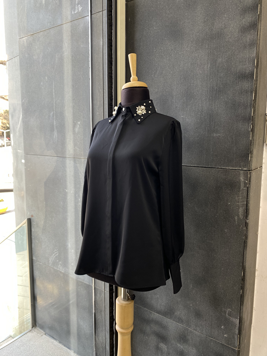 Siyah Yakası Taşlı Basic İç Göstermeyen Gömlek-1