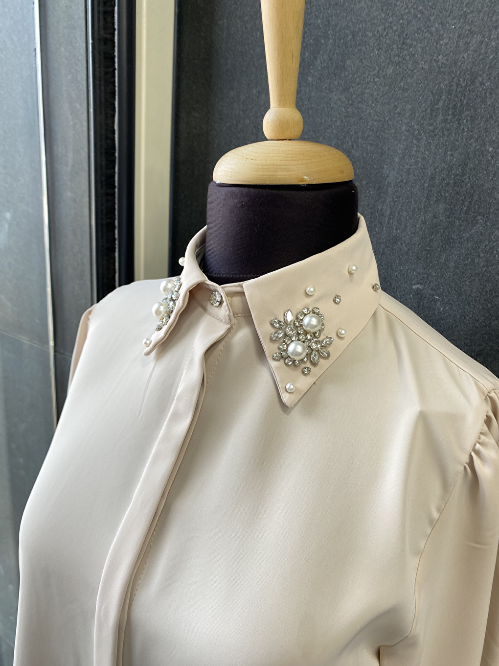 Bej Yakası Taşlı Basic İç Göstermeyen Gömlek-2