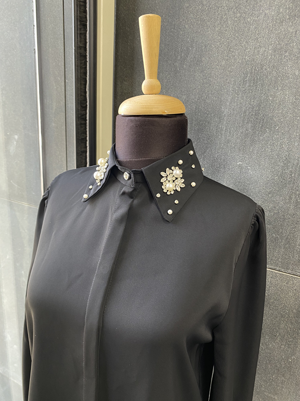 Siyah Yakası Taşlı Basic İç Göstermeyen Gömlek-2