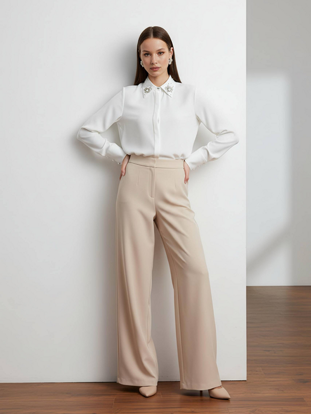 Beyaz Yakası Taşlı Basic İç Göstermeyen Gömlek-1