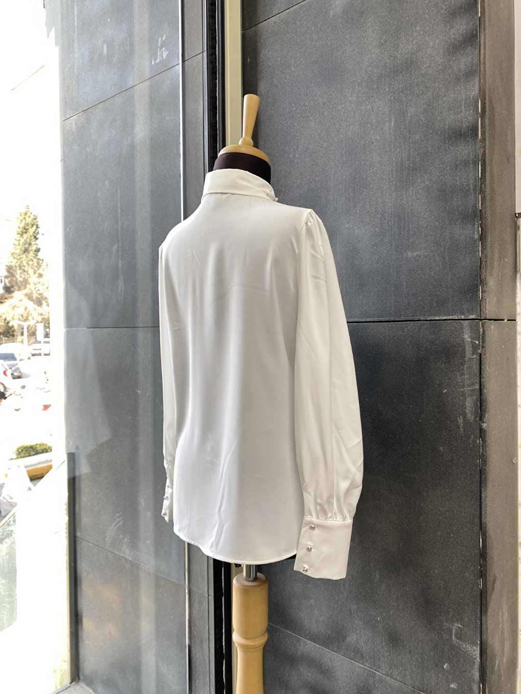 Beyaz Yakası Taşlı Basic İç Göstermeyen Gömlek-2