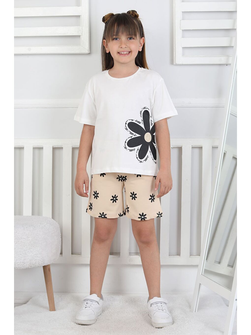 Ekru Papatya Baskılı Kısa Kollu Cepli Kız Çocuk Şort Takım