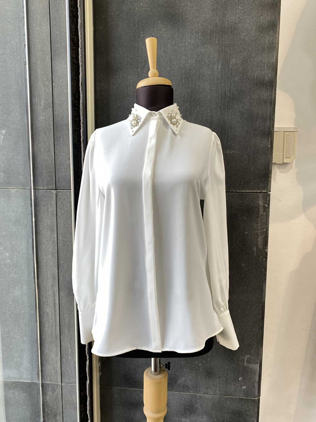 Beyaz Yakası Taşlı Basic İç Göstermeyen Gömlek-3