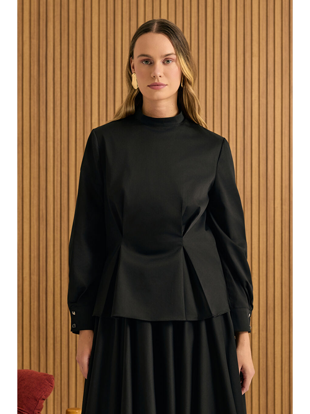 Siyah Beli Pili Detaylı Pamuk Bluz-2