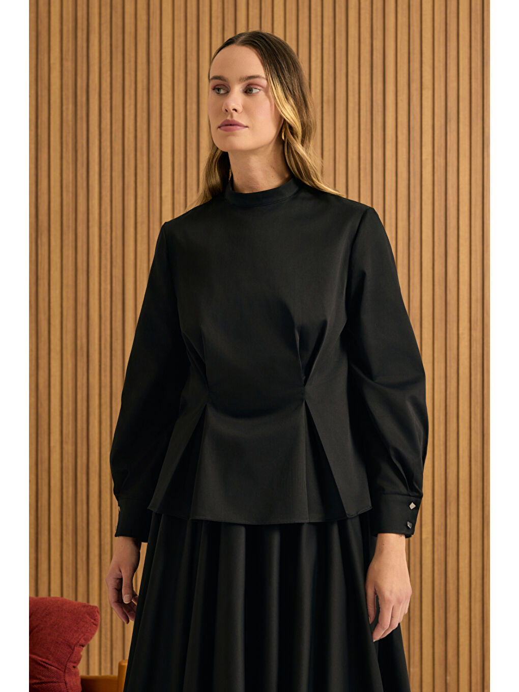 Siyah Beli Pili Detaylı Pamuk Bluz-3