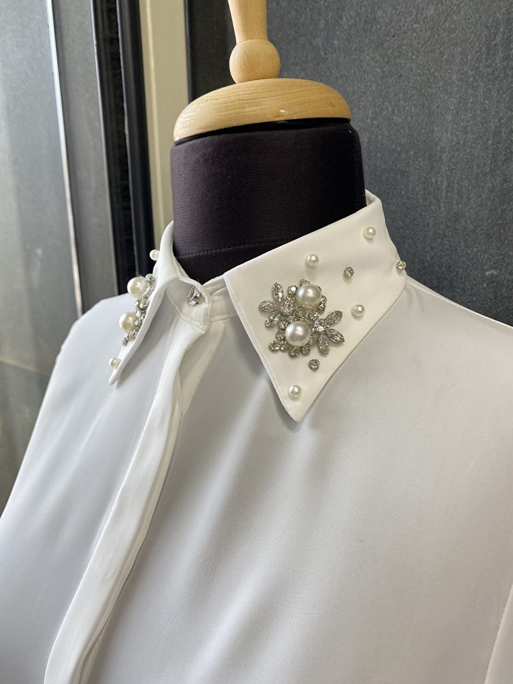 Beyaz Yakası Taşlı Basic İç Göstermeyen Gömlek-4