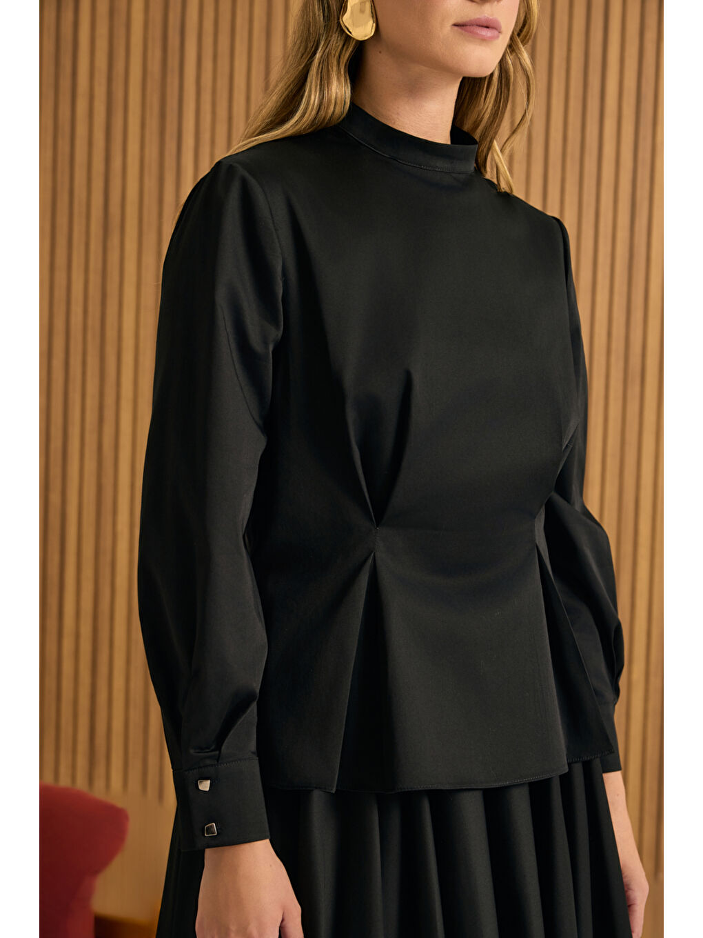 Siyah Beli Pili Detaylı Pamuk Bluz-4