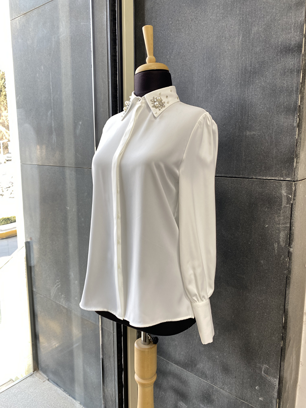 Beyaz Yakası Taşlı Basic İç Göstermeyen Gömlek-5