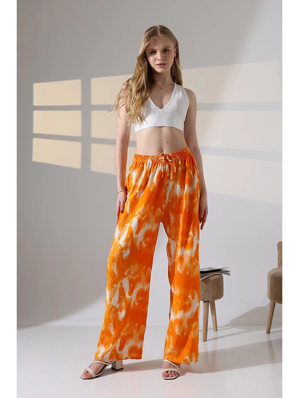 Kadın Turuncu Desenli Beli Lastikli Cepsiz Bol Kesim Viskon Pantolon HZL25S-DSB17771-1