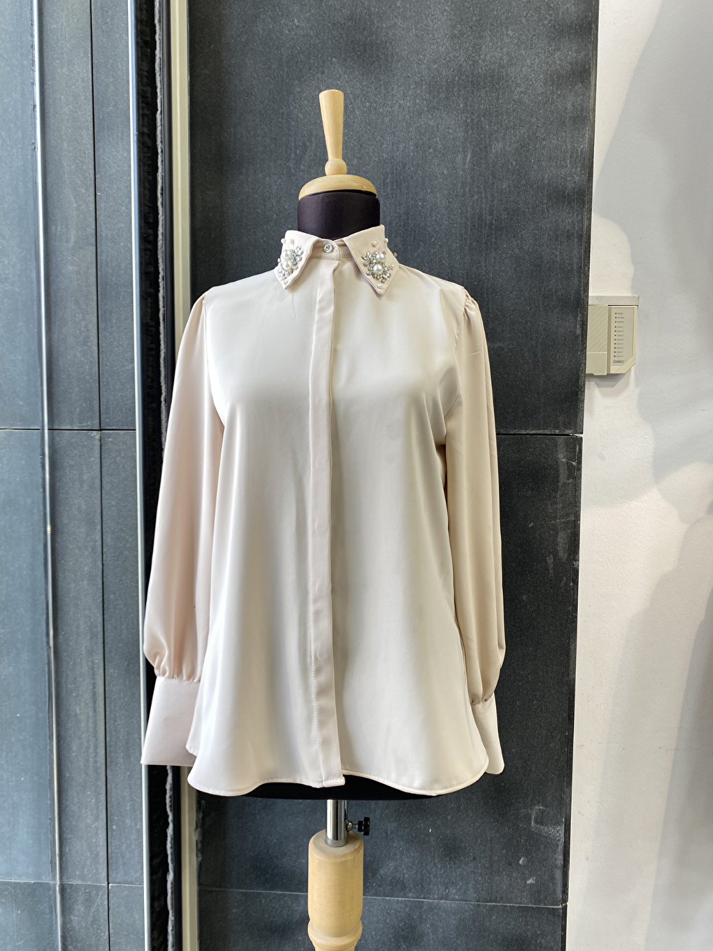 Bej Yakası Taşlı Basic İç Göstermeyen Gömlek-4