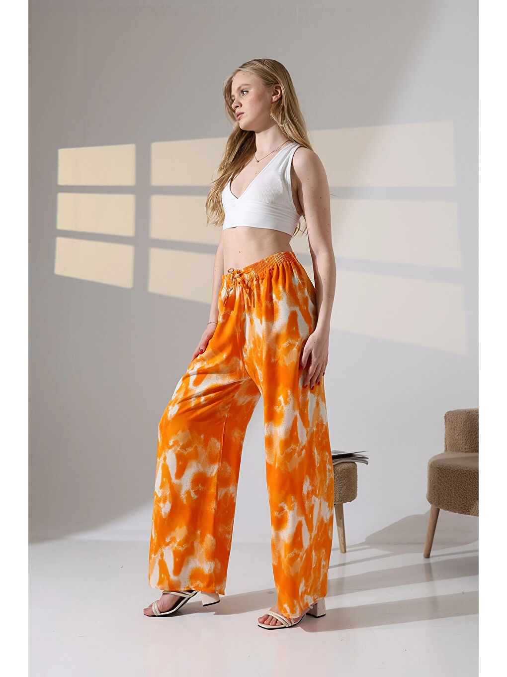 Kadın Turuncu Desenli Beli Lastikli Cepsiz Bol Kesim Viskon Pantolon HZL25S-DSB17771-2