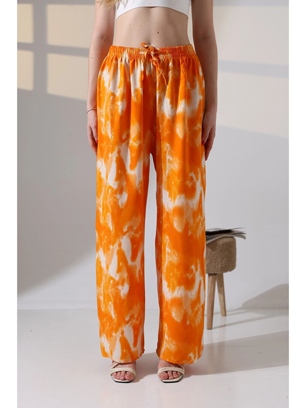 Kadın Turuncu Desenli Beli Lastikli Cepsiz Bol Kesim Viskon Pantolon HZL25S-DSB17771-3