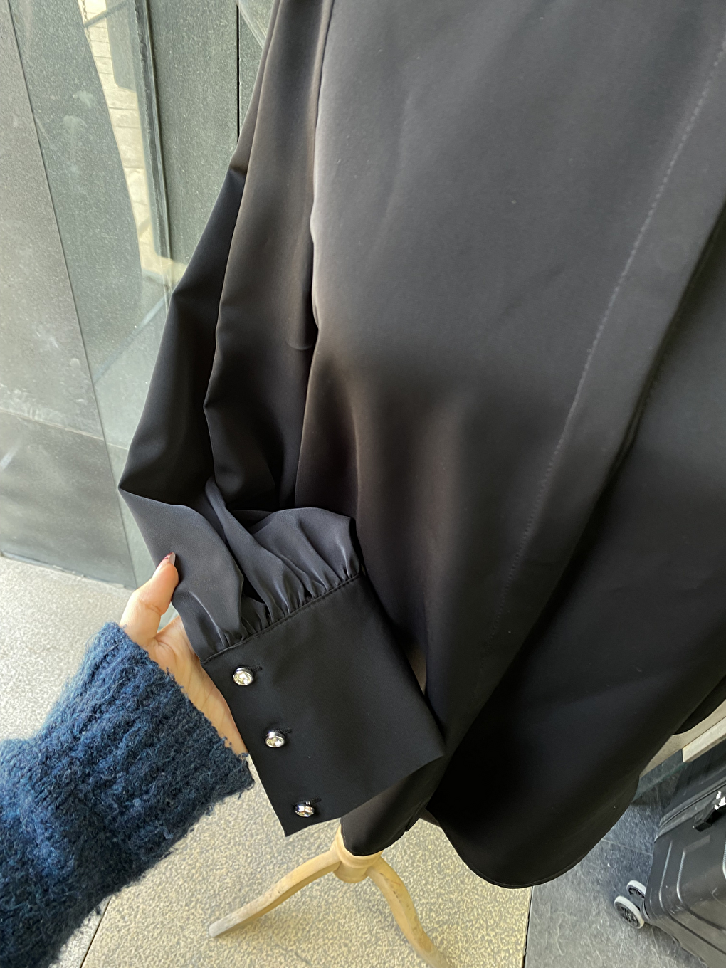 Siyah Yakası Taşlı Basic İç Göstermeyen Gömlek-3