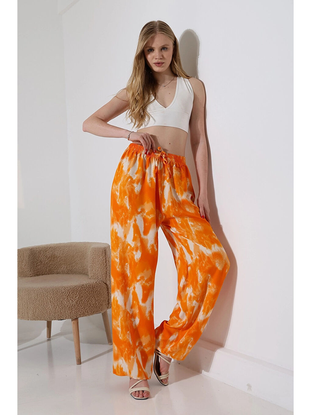 Kadın Turuncu Desenli Beli Lastikli Cepsiz Bol Kesim Viskon Pantolon HZL25S-DSB17771-4