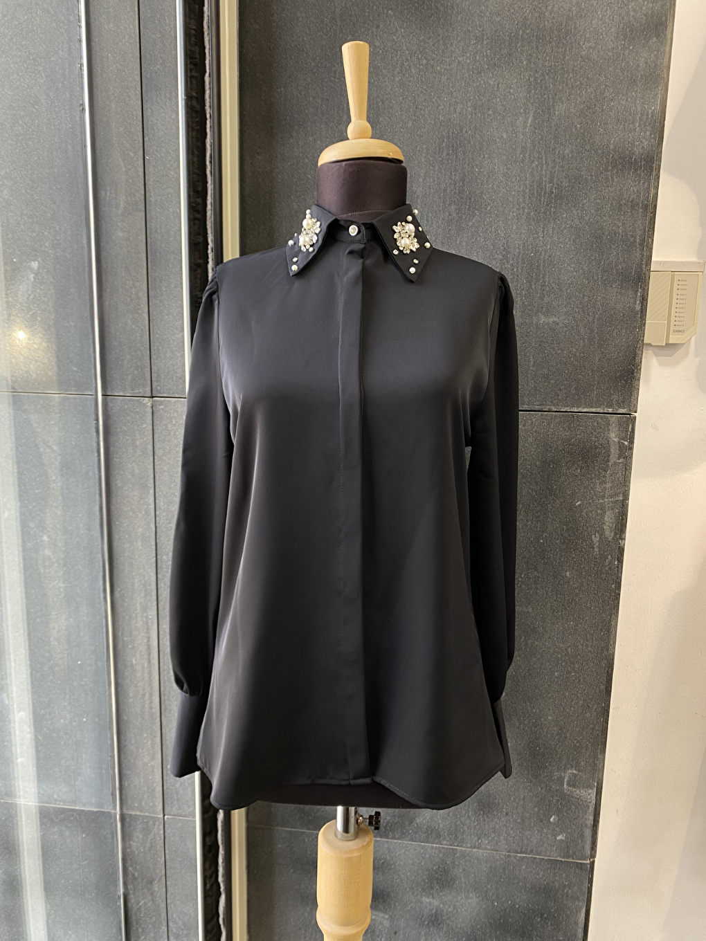 Siyah Yakası Taşlı Basic İç Göstermeyen Gömlek-4