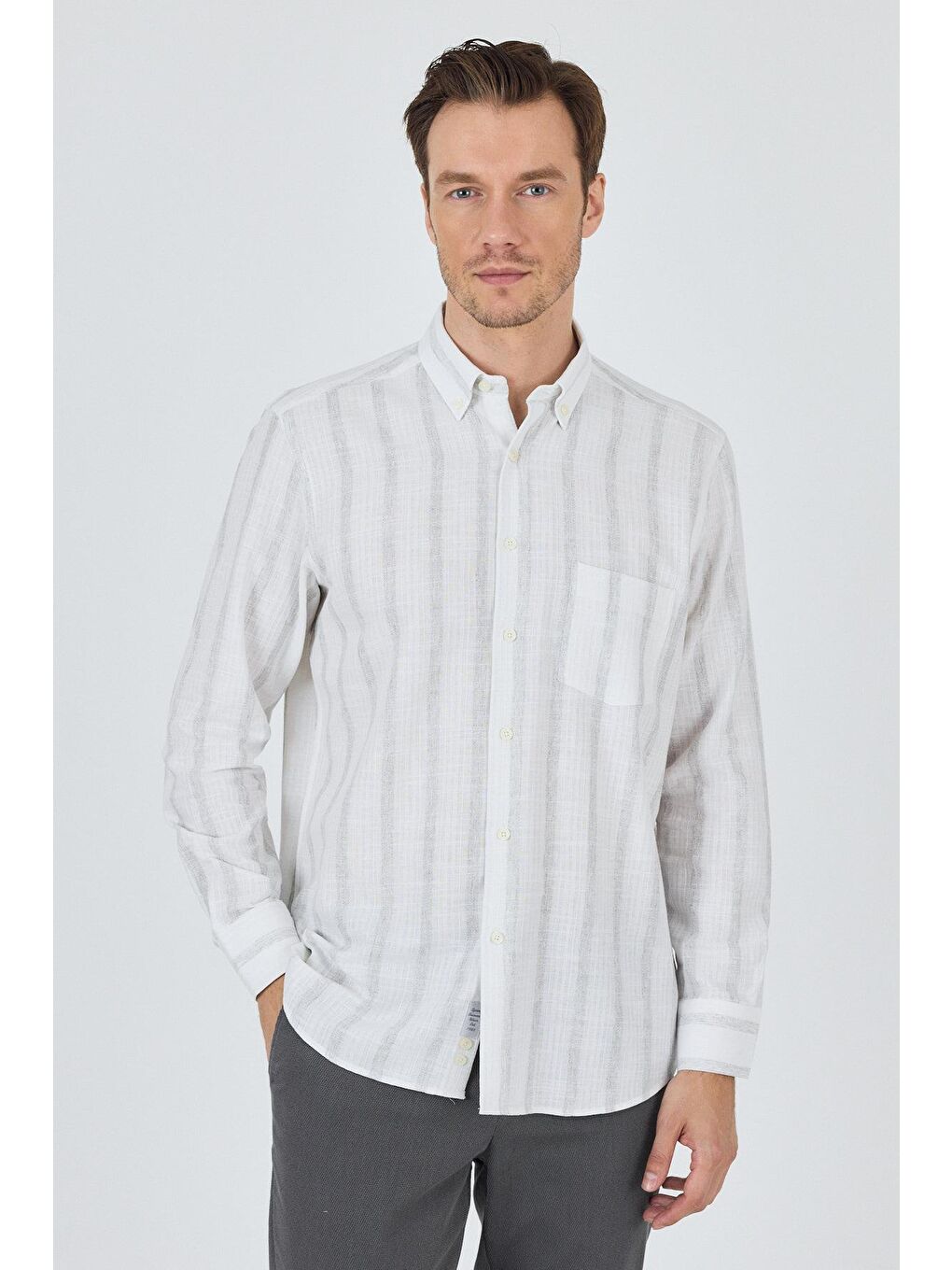 Beyaz Uzun Kol Çizgili Desen Bez Ayağı Düğmeli Yaka Cepli Pamuklu Casual Comfort Fit Gömlek 1004250190