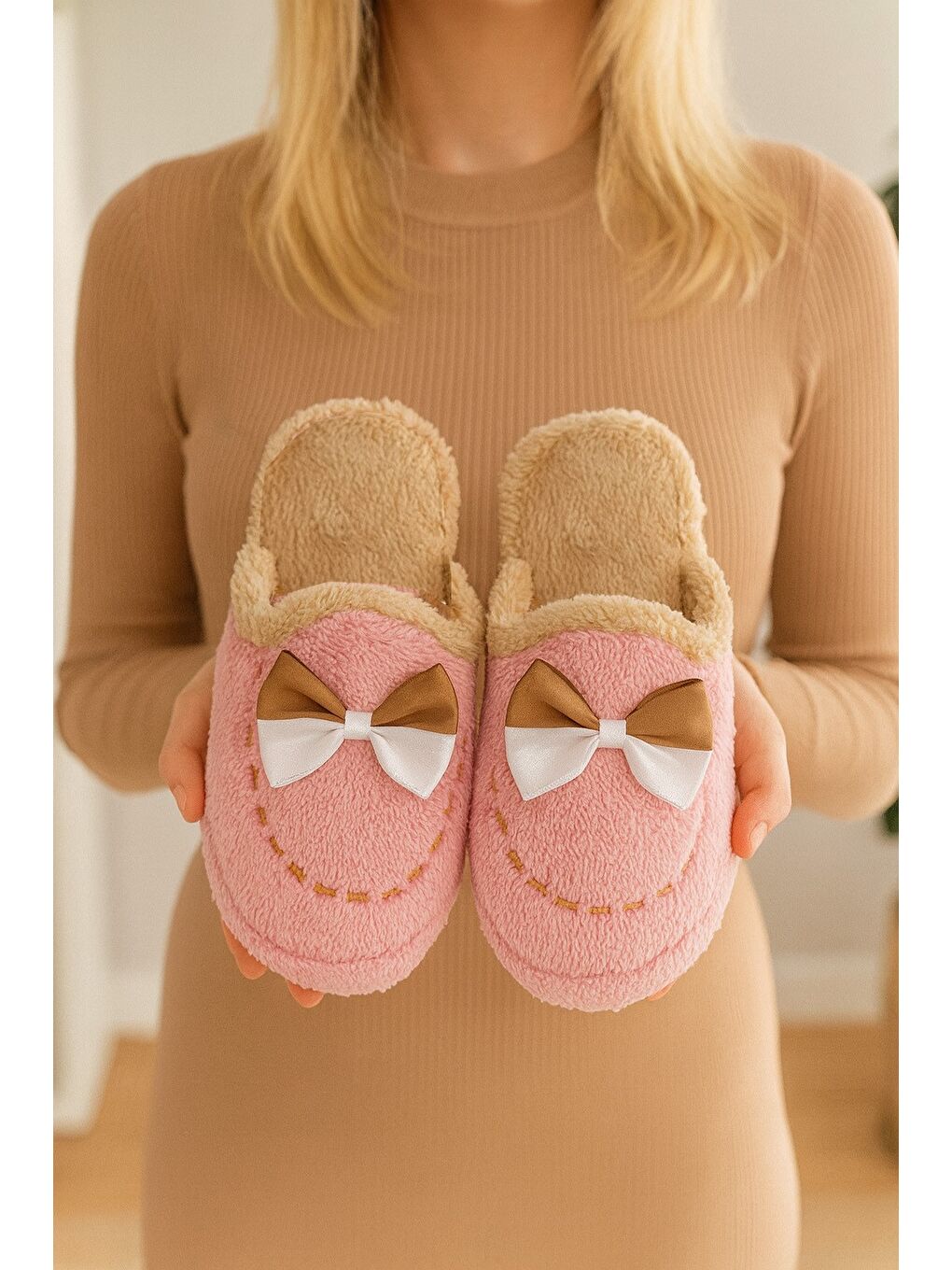 Pembe GOLDEN Fiyonklu Kapalı Kadın Ev Terliği Günlük Rahat Kışlık Terlik-1