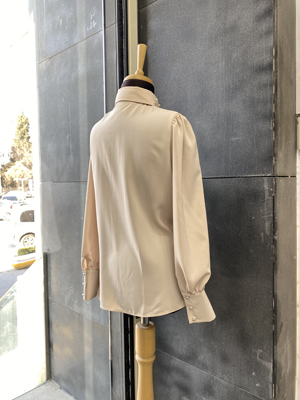 Bej Yakası Taşlı Basic İç Göstermeyen Gömlek-5