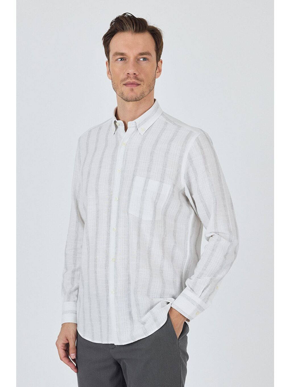 Beyaz Uzun Kol Çizgili Desen Bez Ayağı Düğmeli Yaka Cepli Pamuklu Casual Comfort Fit Gömlek 1004250190-1