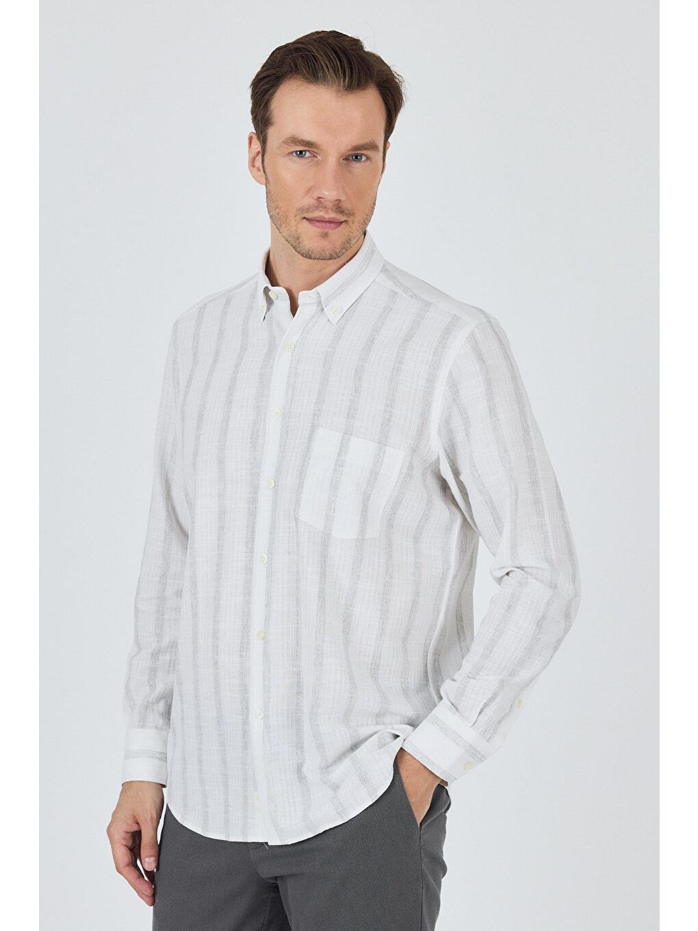 Beyaz Uzun Kol Çizgili Desen Bez Ayağı Düğmeli Yaka Cepli Pamuklu Casual Comfort Fit Gömlek 1004250190-2