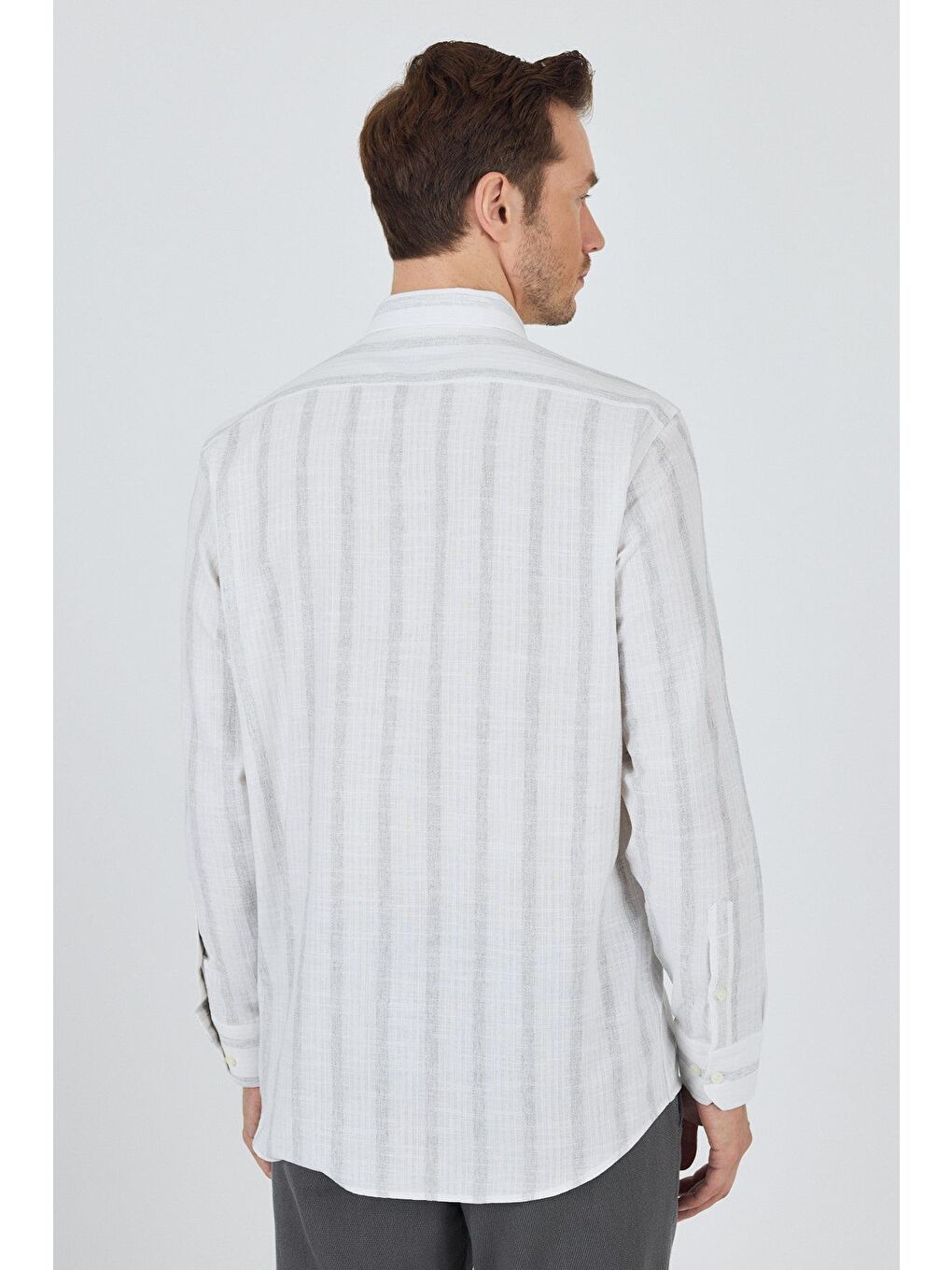 Beyaz Uzun Kol Çizgili Desen Bez Ayağı Düğmeli Yaka Cepli Pamuklu Casual Comfort Fit Gömlek 1004250190-4