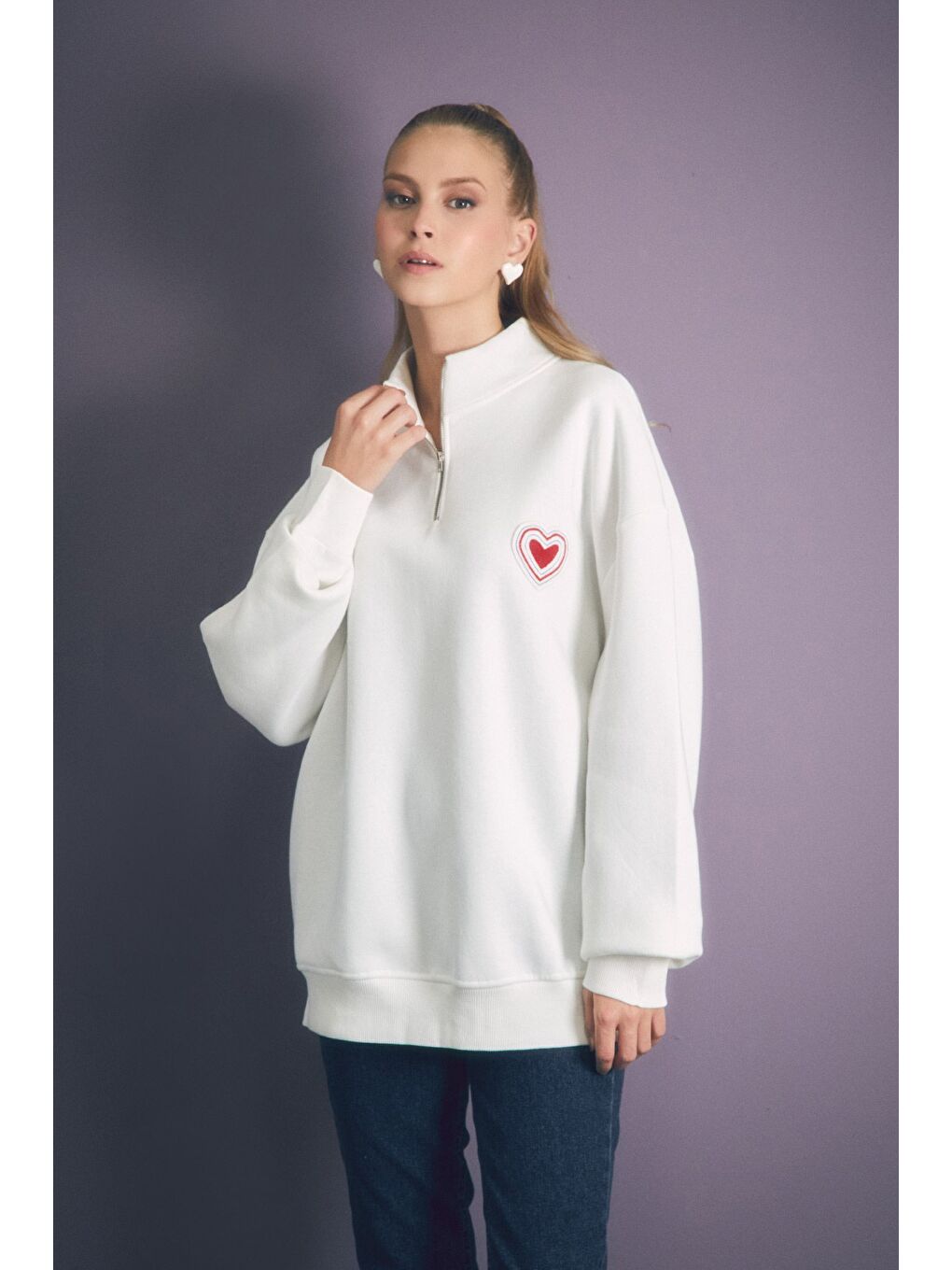 Fullamoda Ekru Kalp Nakışlı Dik Yaka Oversize Sweatshirt