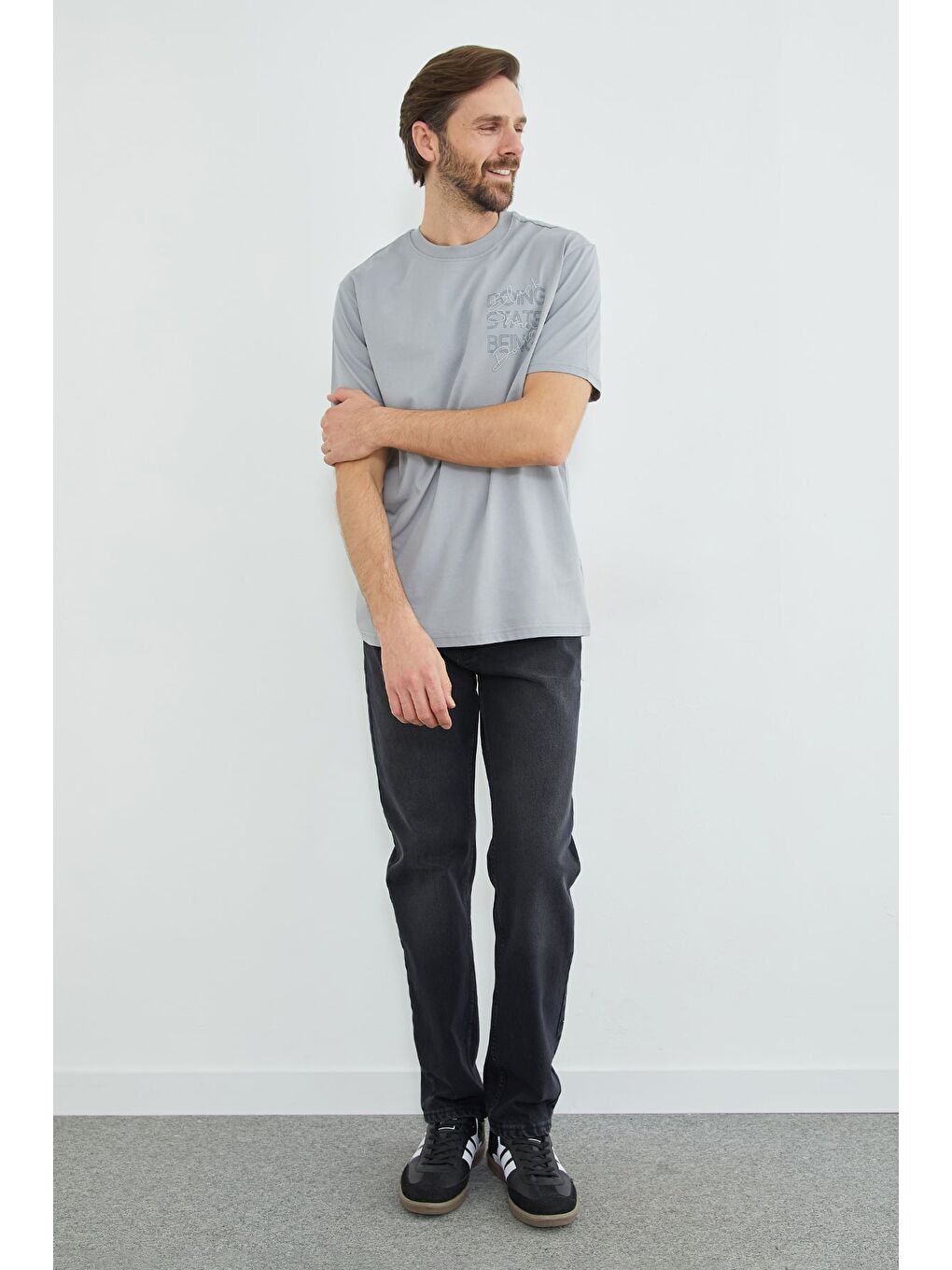 Gri Yazı Nakışlı Bisiklet Yaka Tişört-2