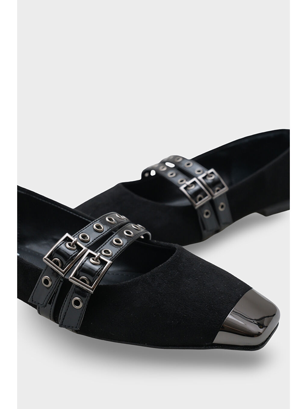 Siyah Erinn Metal Küt Burunlu Taşlı Babet-3