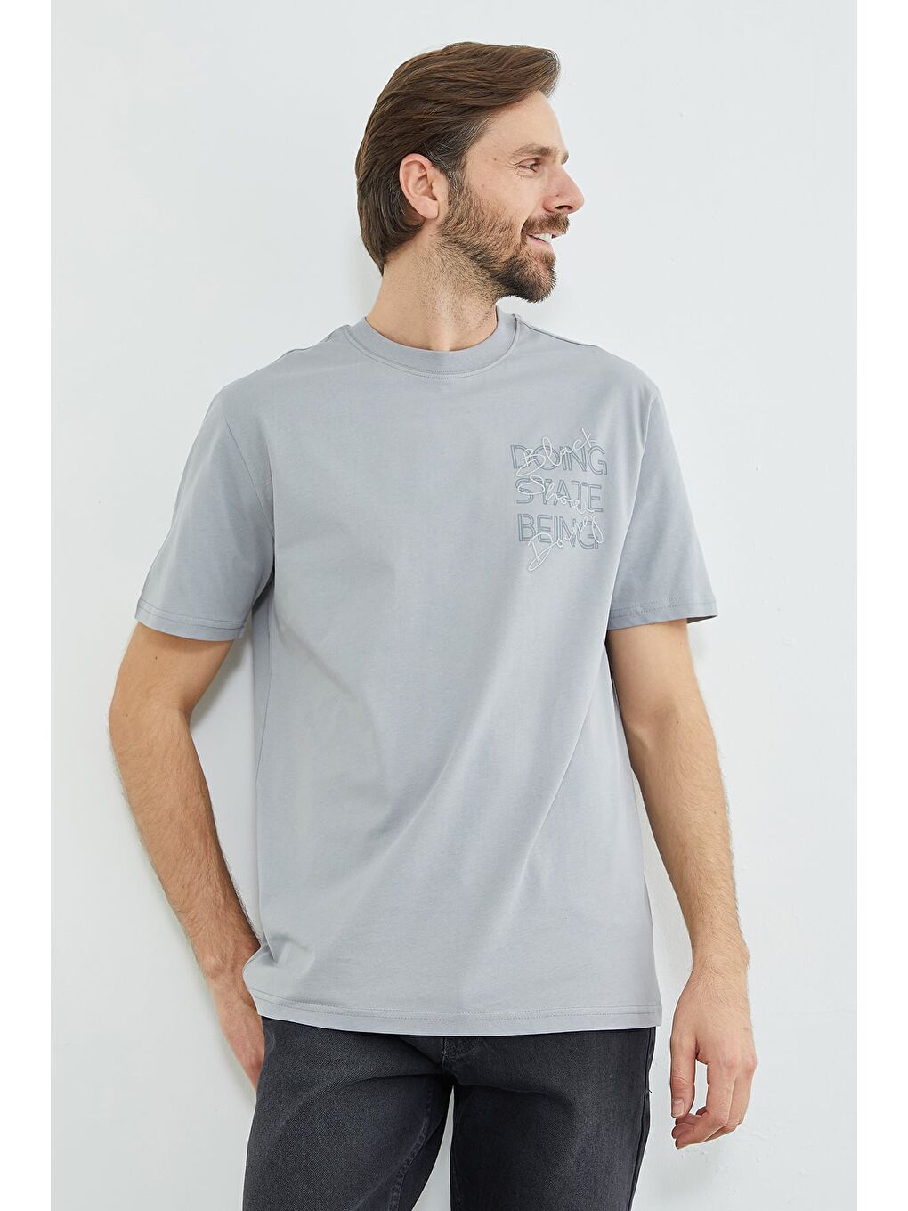 Gri Yazı Nakışlı Bisiklet Yaka Tişört-4