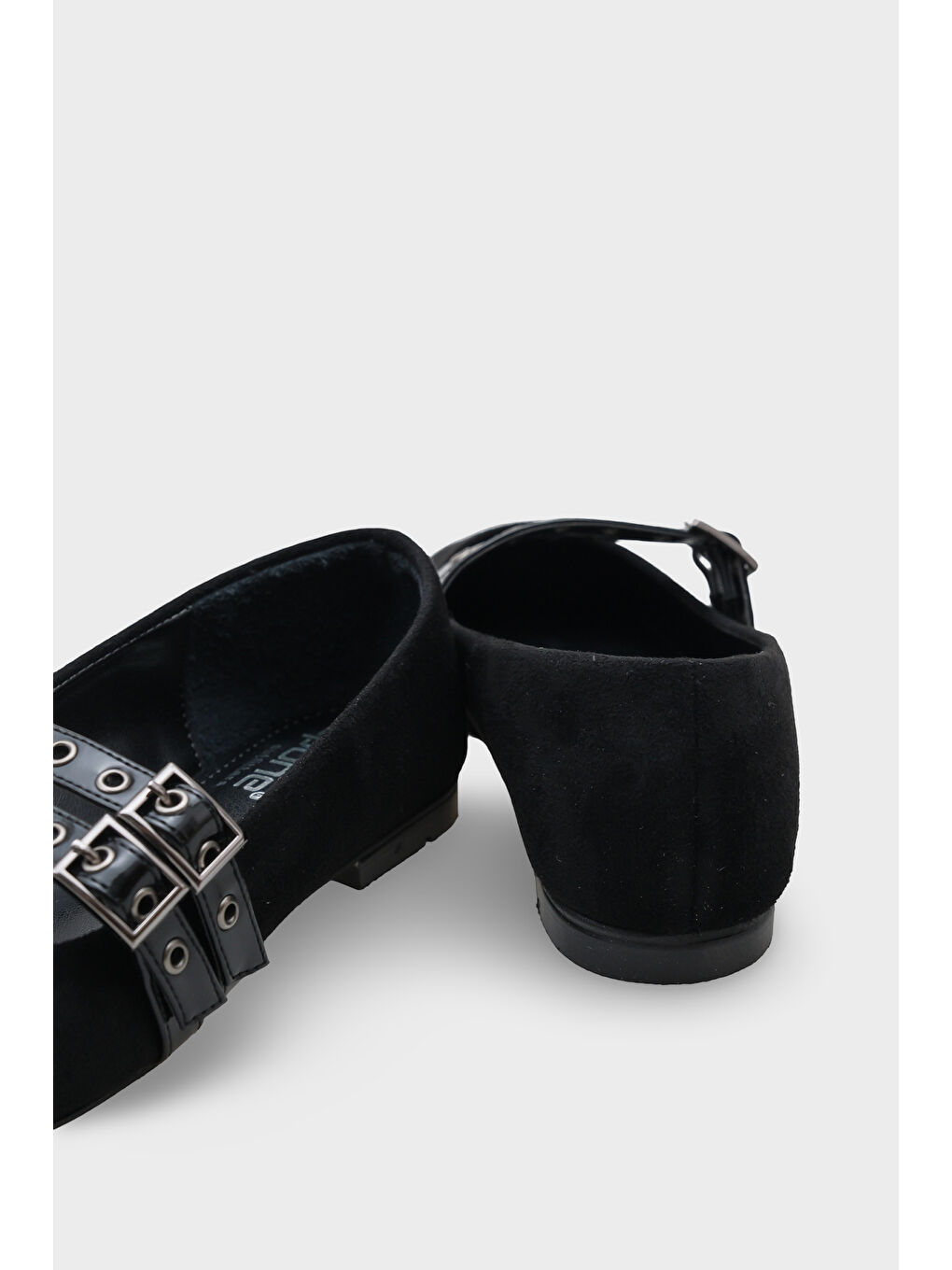 Siyah Erinn Metal Küt Burunlu Taşlı Babet-4