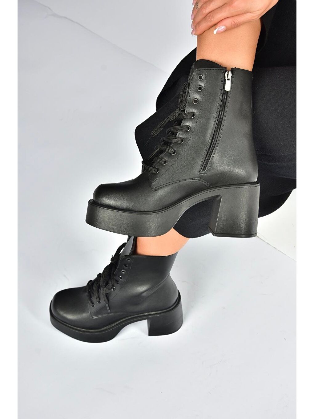 Siyah Kadın Bot V726681509-1