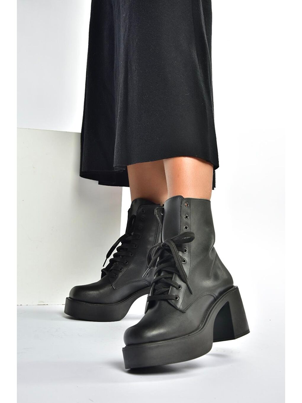 Siyah Kadın Bot V726681509-2