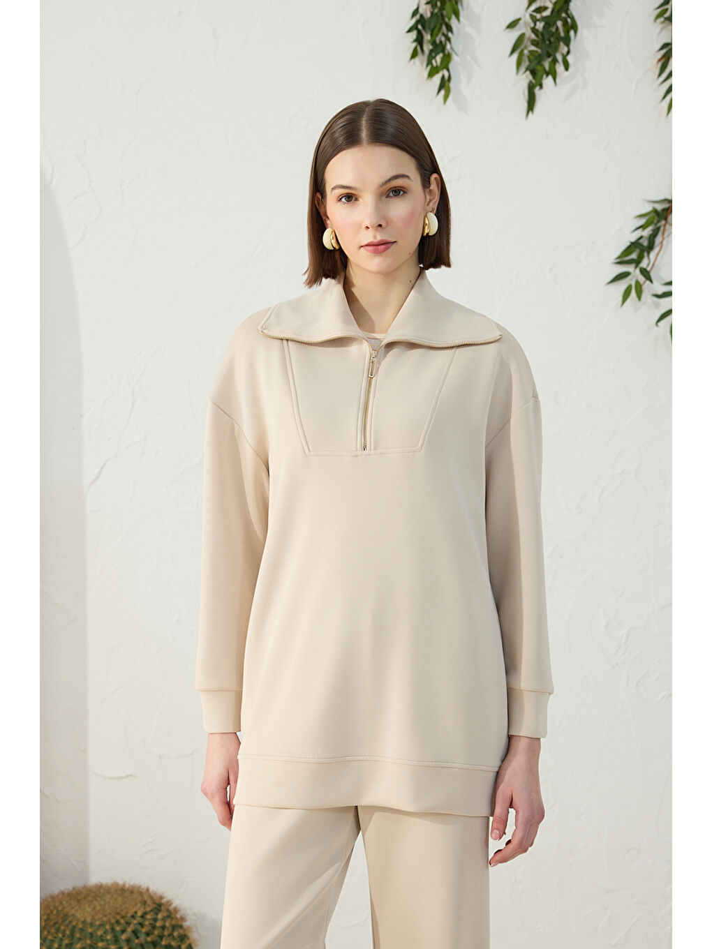 Bej Taş Yakası ve Yan Yırtmaçları Fermuarlı Modal Sweatshirt-1