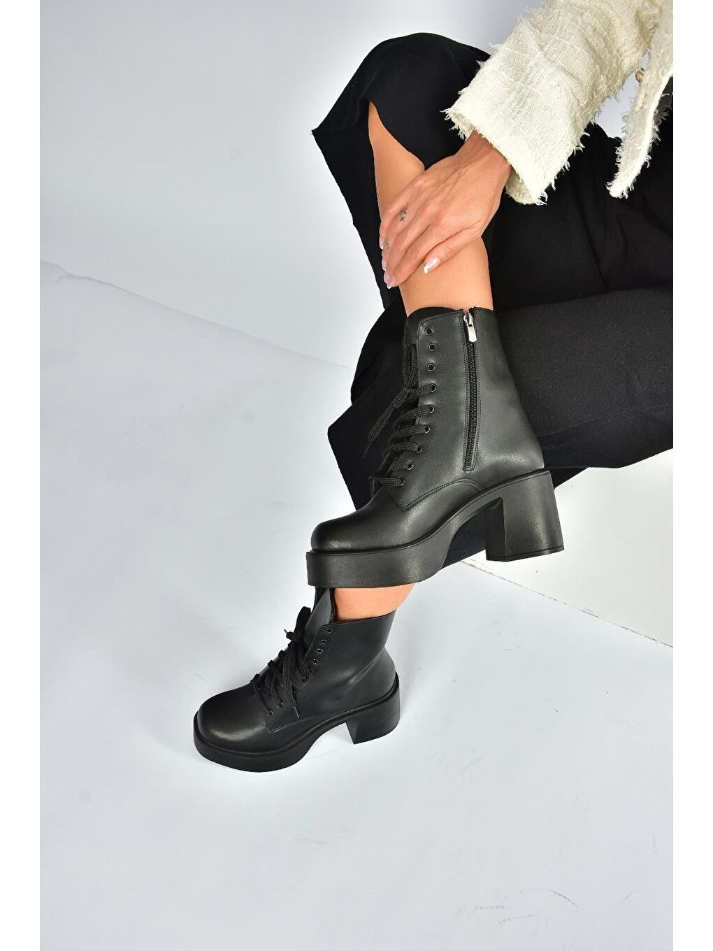 Siyah Kadın Bot V726681509-3