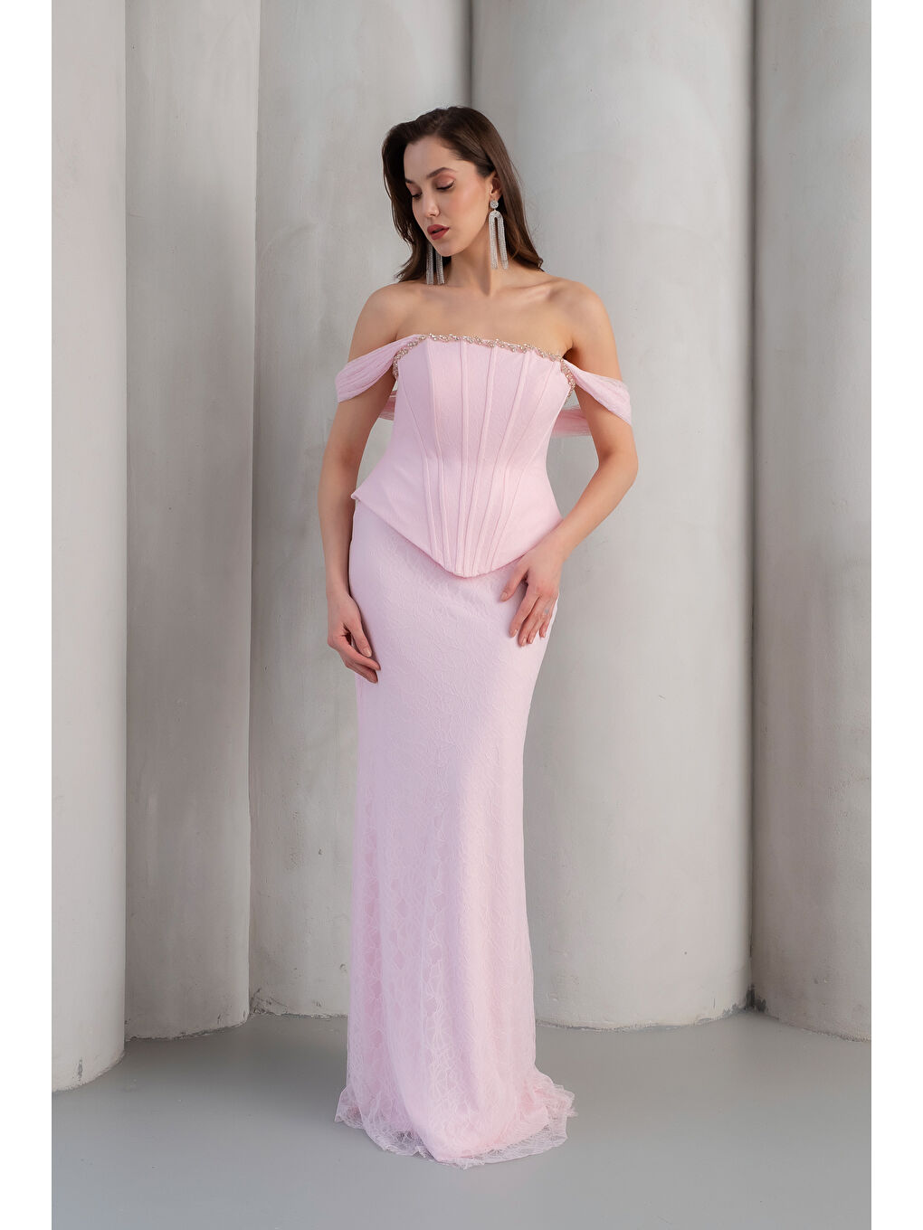 Pembe Kadın Pudra Kayık Yaka Taşlı Uzun Dantel Abiye Elbise