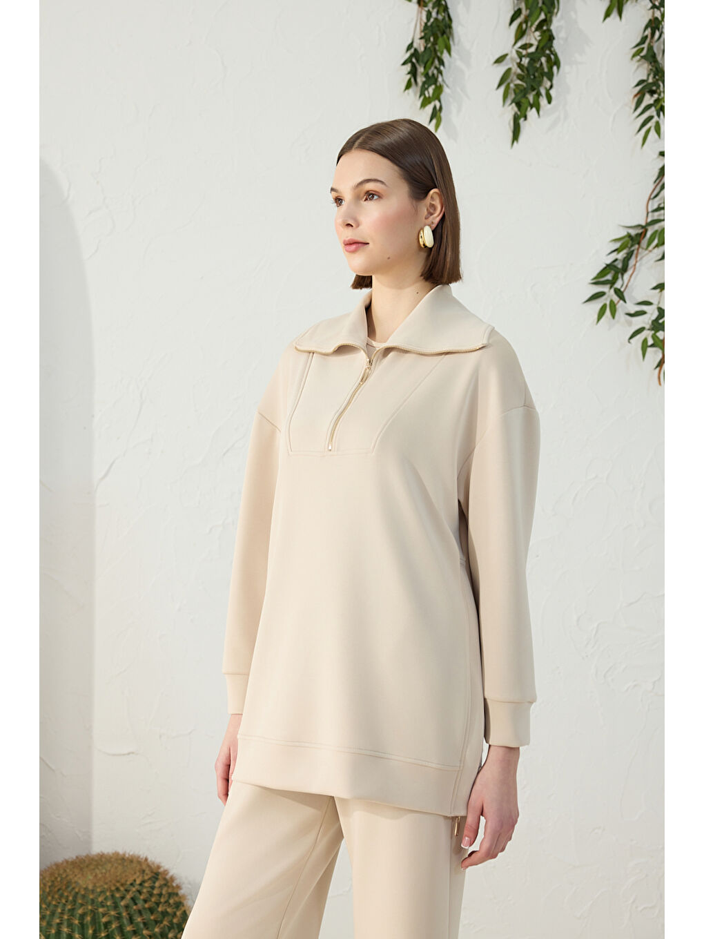 Bej Taş Yakası ve Yan Yırtmaçları Fermuarlı Modal Sweatshirt-2