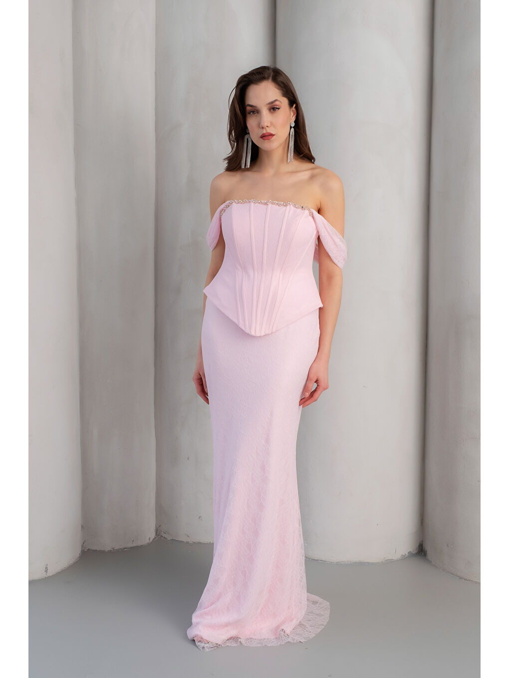 Pembe Kadın Pudra Kayık Yaka Taşlı Uzun Dantel Abiye Elbise-1