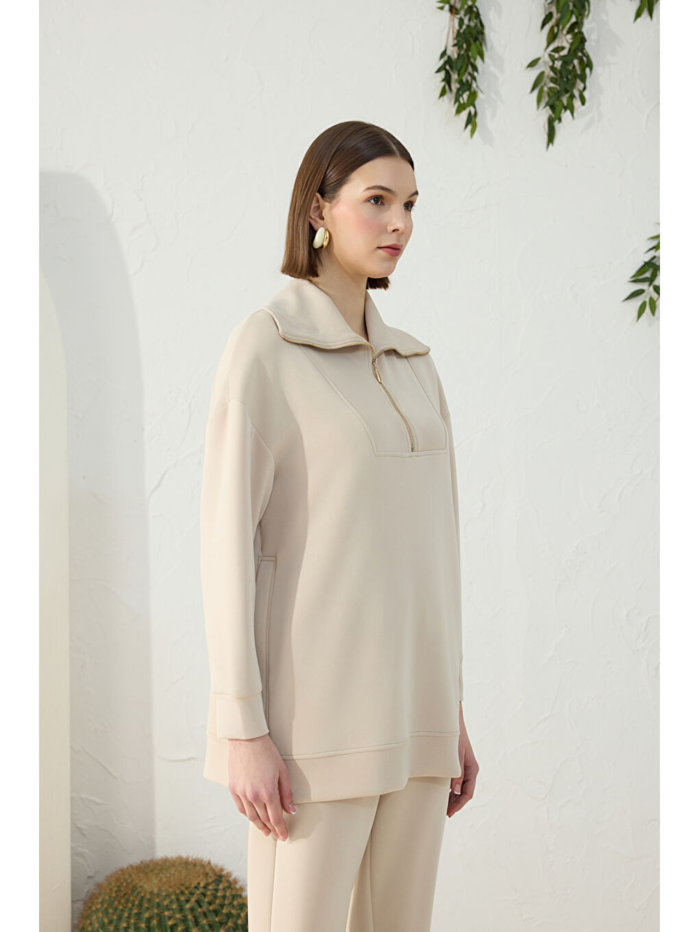 Bej Taş Yakası ve Yan Yırtmaçları Fermuarlı Modal Sweatshirt-3