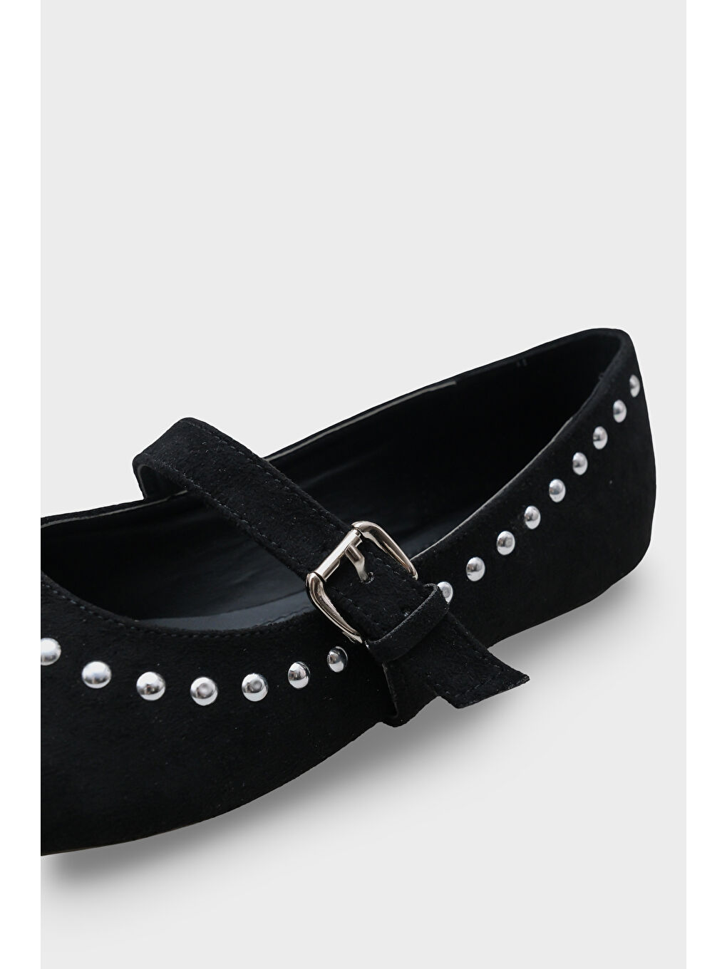 Siyah Penelop Yuvarlak Burunlu Metal Aksesuarlı Tokalı Suni Süet Kadın Babet-3