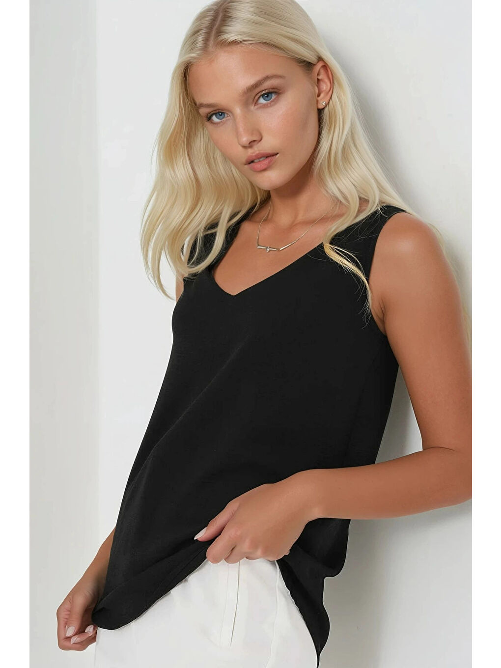 Kadın Siyah V Yaka Sıfır Kol Bluz HZL25S-BD19501-2