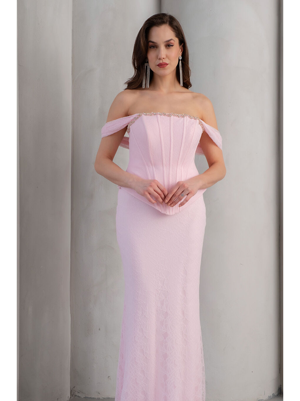 Pembe Kadın Pudra Kayık Yaka Taşlı Uzun Dantel Abiye Elbise-2