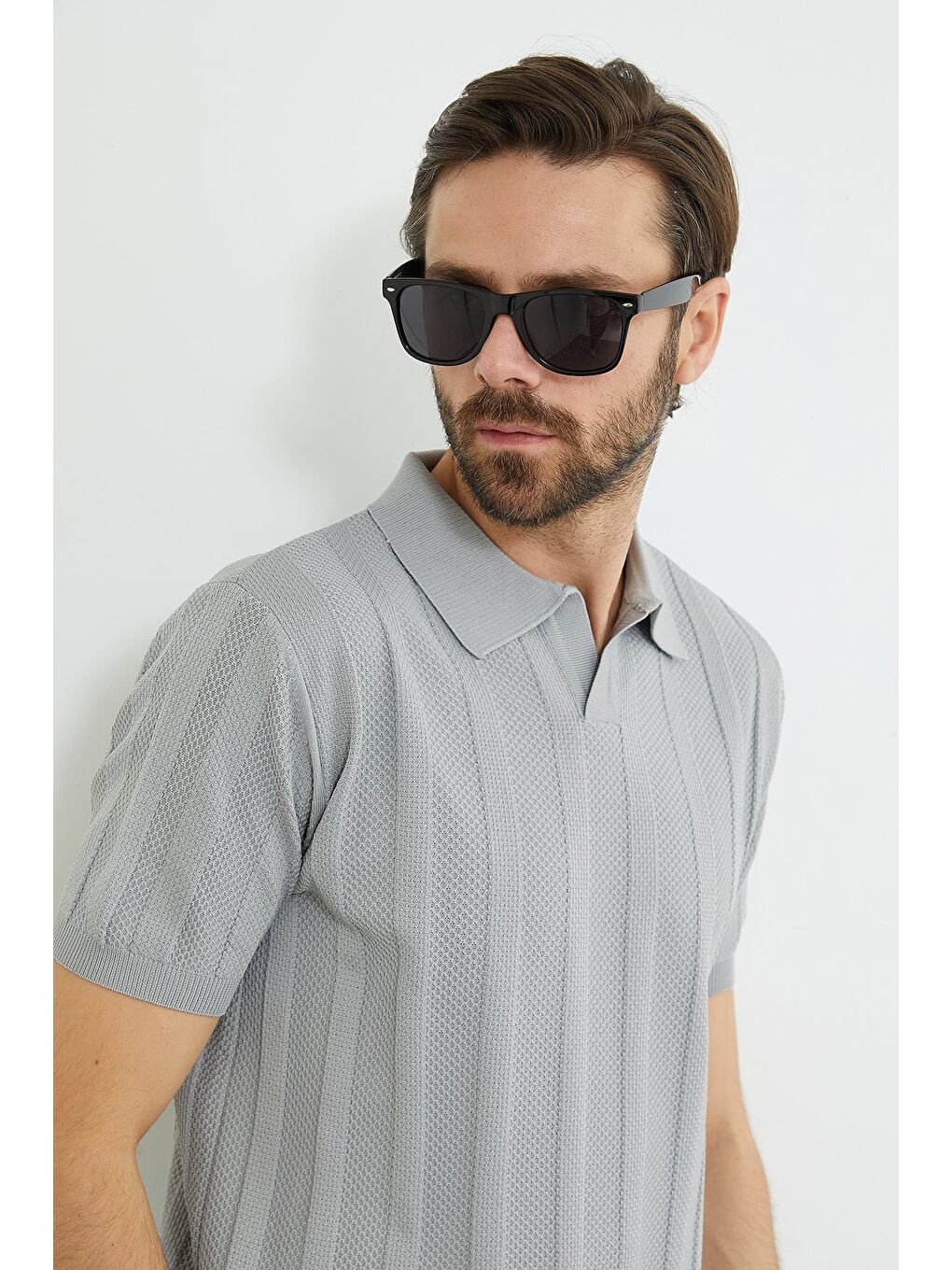 Gri Desenli Apaş Yaka Triko Tişört-1