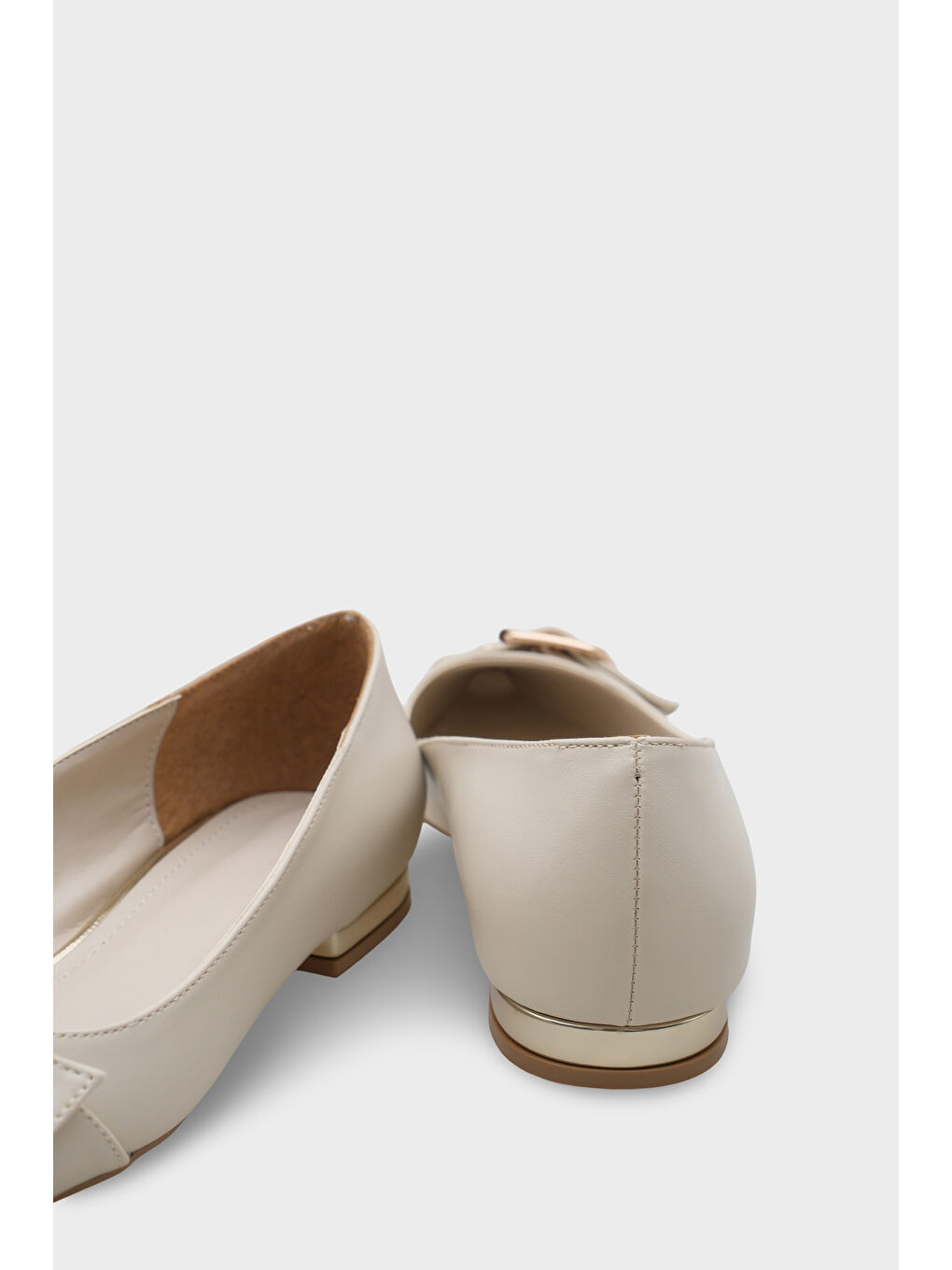 Ekru Krissie Sivri Burunlu Kısa Topuklu Metal Aksesuarlı Kadın Babet-3