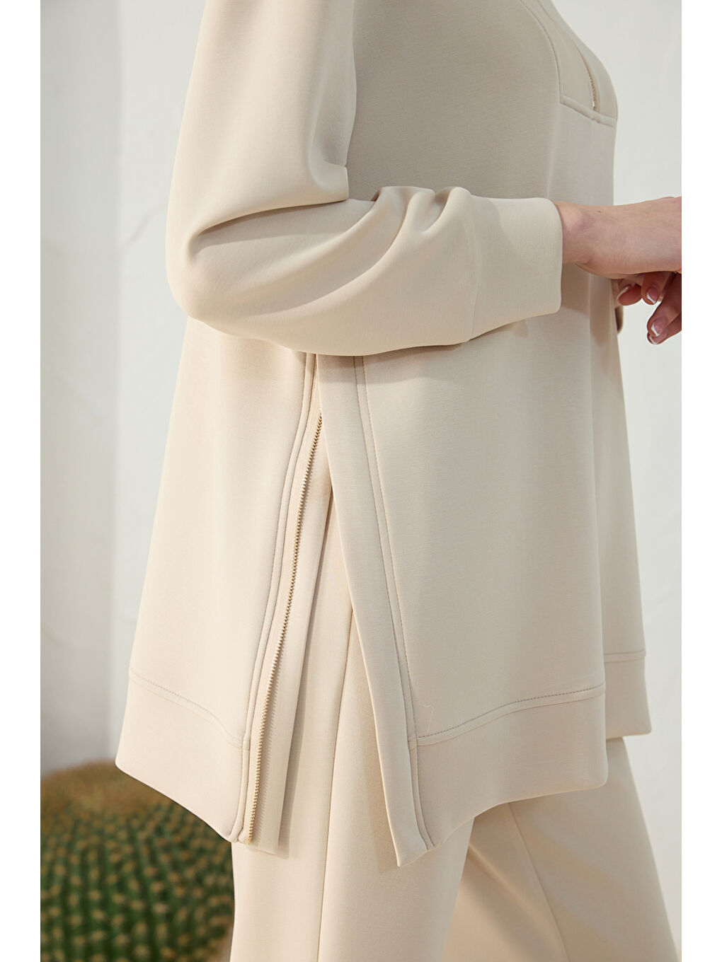 Bej Taş Yakası ve Yan Yırtmaçları Fermuarlı Modal Sweatshirt-4