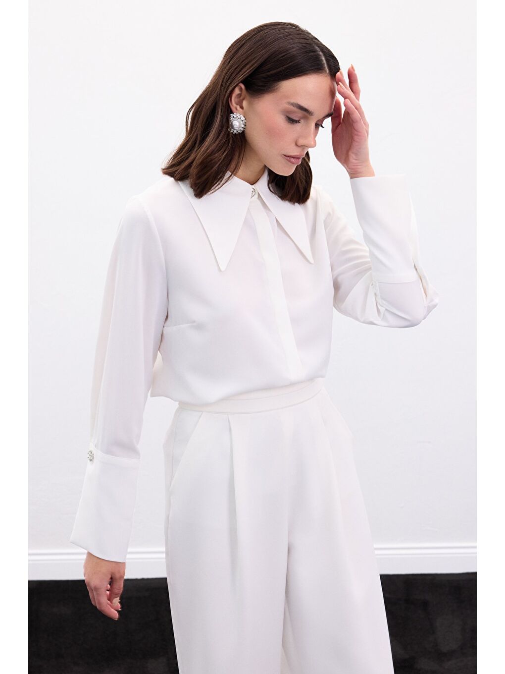 Yaka Ve Manşet Aksesuarlı Gömlek - Ekru-4