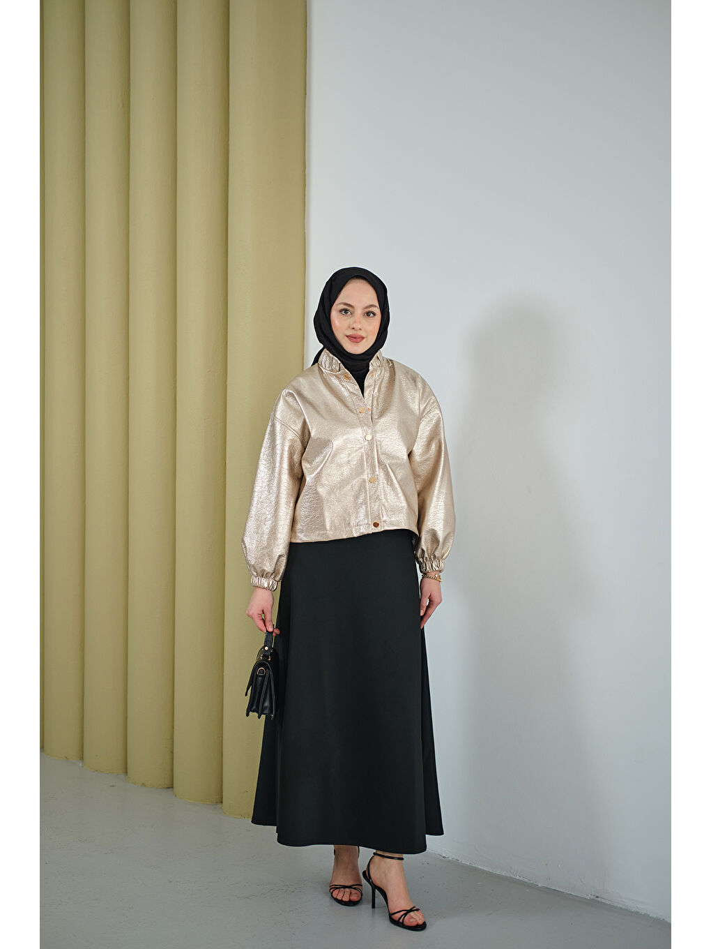 Kadın Parlak Rugan Kısa Ceket Bej-2