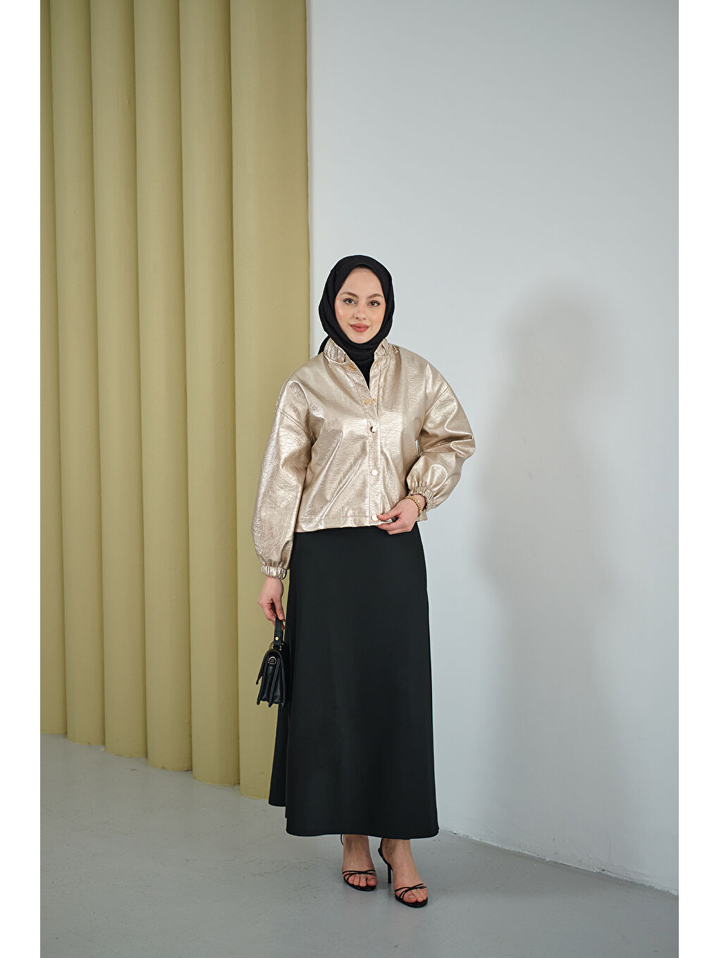 Kadın Parlak Rugan Kısa Ceket Bej-3