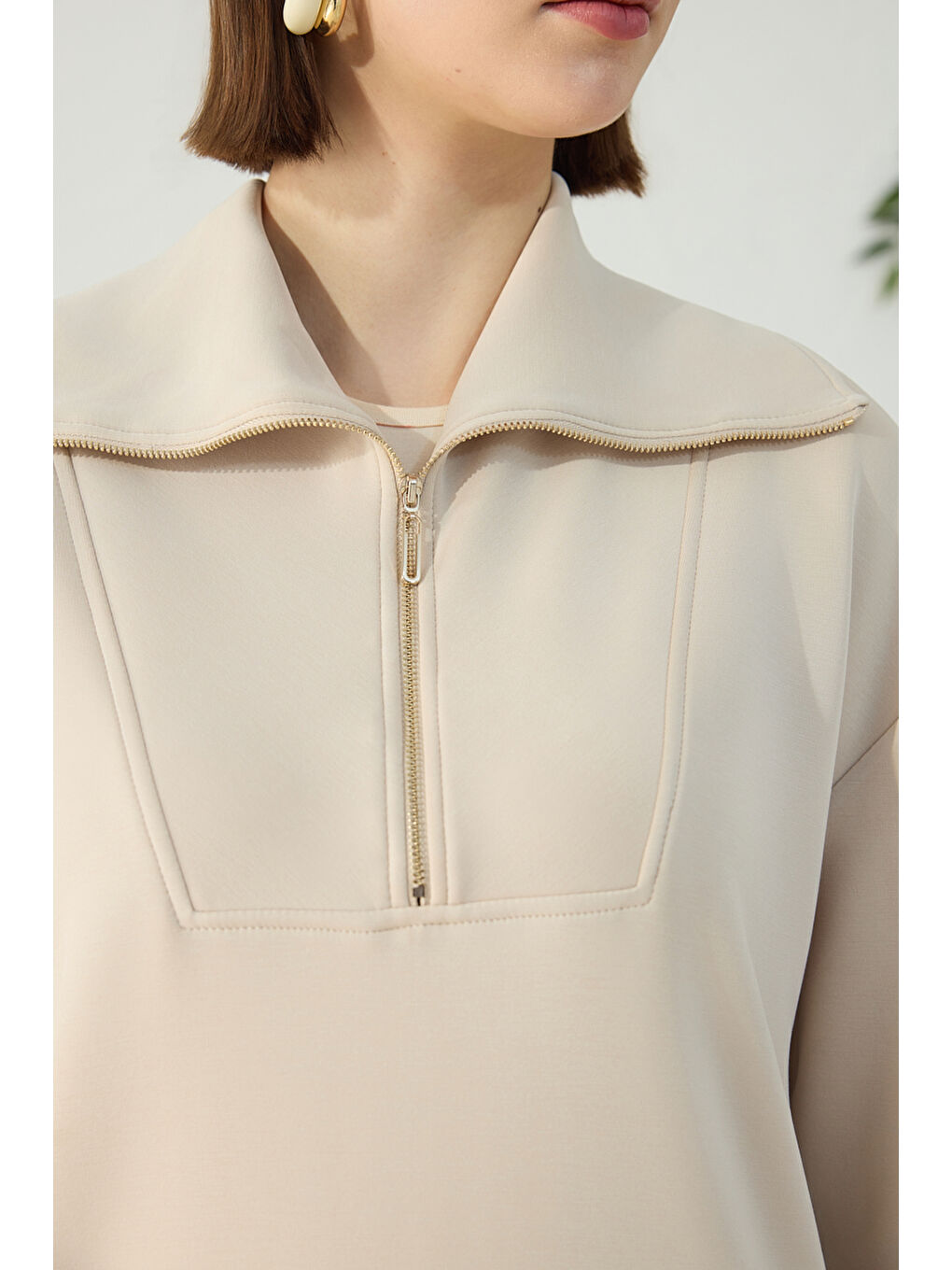 Bej Taş Yakası ve Yan Yırtmaçları Fermuarlı Modal Sweatshirt-5