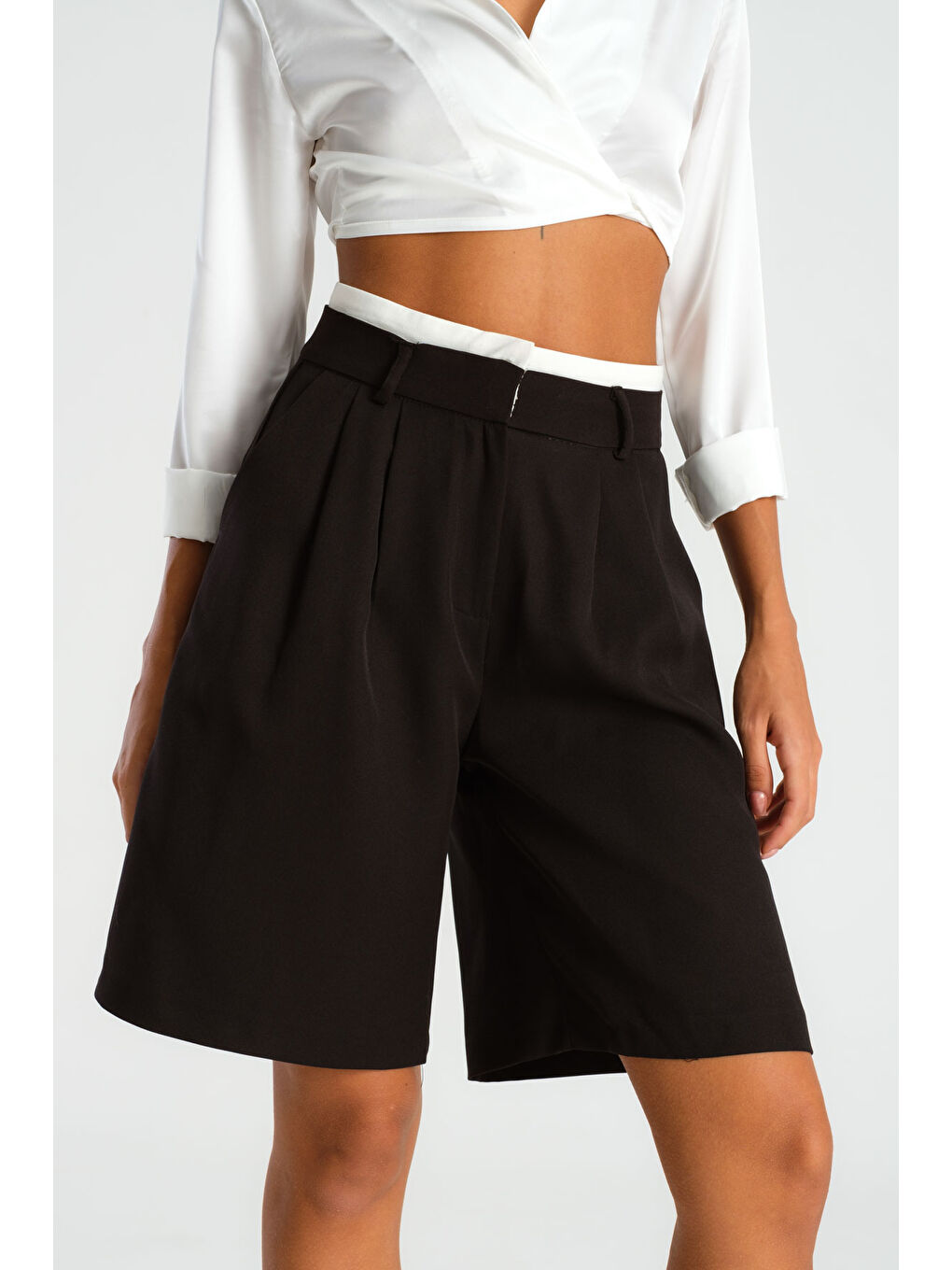 Kadın Siyah Renk Kemer Detaylı Bol Kalıp Pensli Kumaş Şort-1